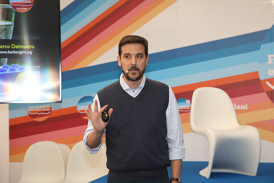 Festival della TV e dei Nuovi Media 2019_124.jpg - La Fisica nel quotidiano - Con Marco Delmastro  fisico delle particelle che lavora all’esperimento ATLAS al CERN di Ginevra,  affronteremo un viaggio attraverso i fondamenti, le motivazioni e la quotidianità della fisica delle particelle,  un viaggio che, grazie alla sua capacità di divulgazione, diventa accessibile a tutti.